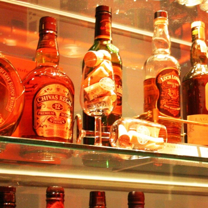 feine Whiskey Auswahl in der Alpen Lounge - Genuss Urlaub in den Bergen