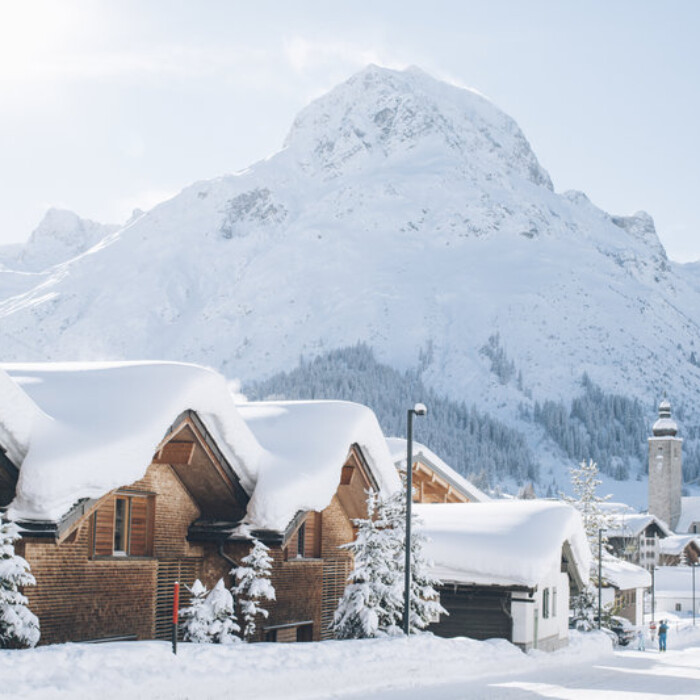 Lech am Arlberg mit Omeshorn - Chalets in Lech im Winter in Österreich