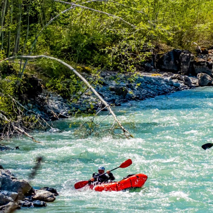 Kanu fahren am Lechfluss - Wassersport im Lechtal - Aktivurlaub in Österreich