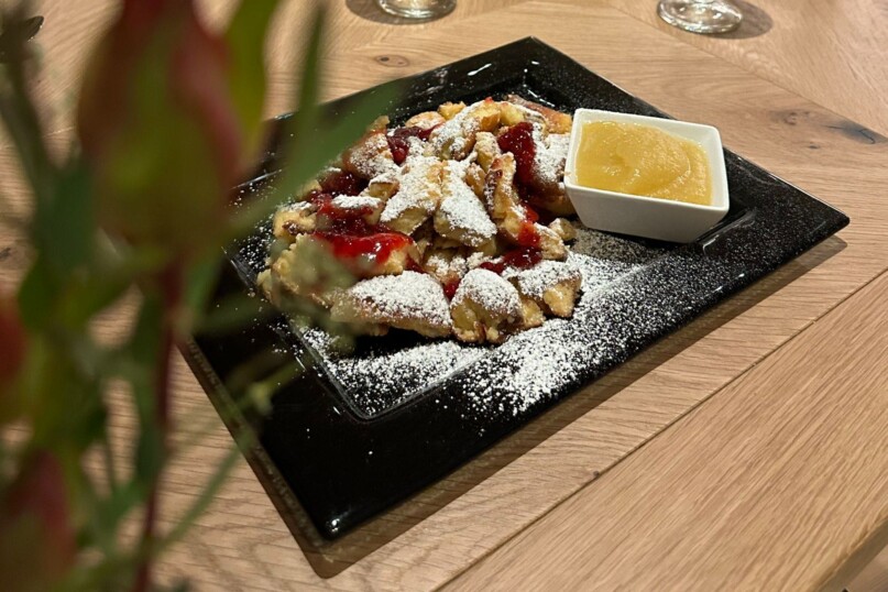 Kaiserschmarrn mit Apfelmus - Original in der Lech Valley Lodge in Warth am Arlberg in Österreich
