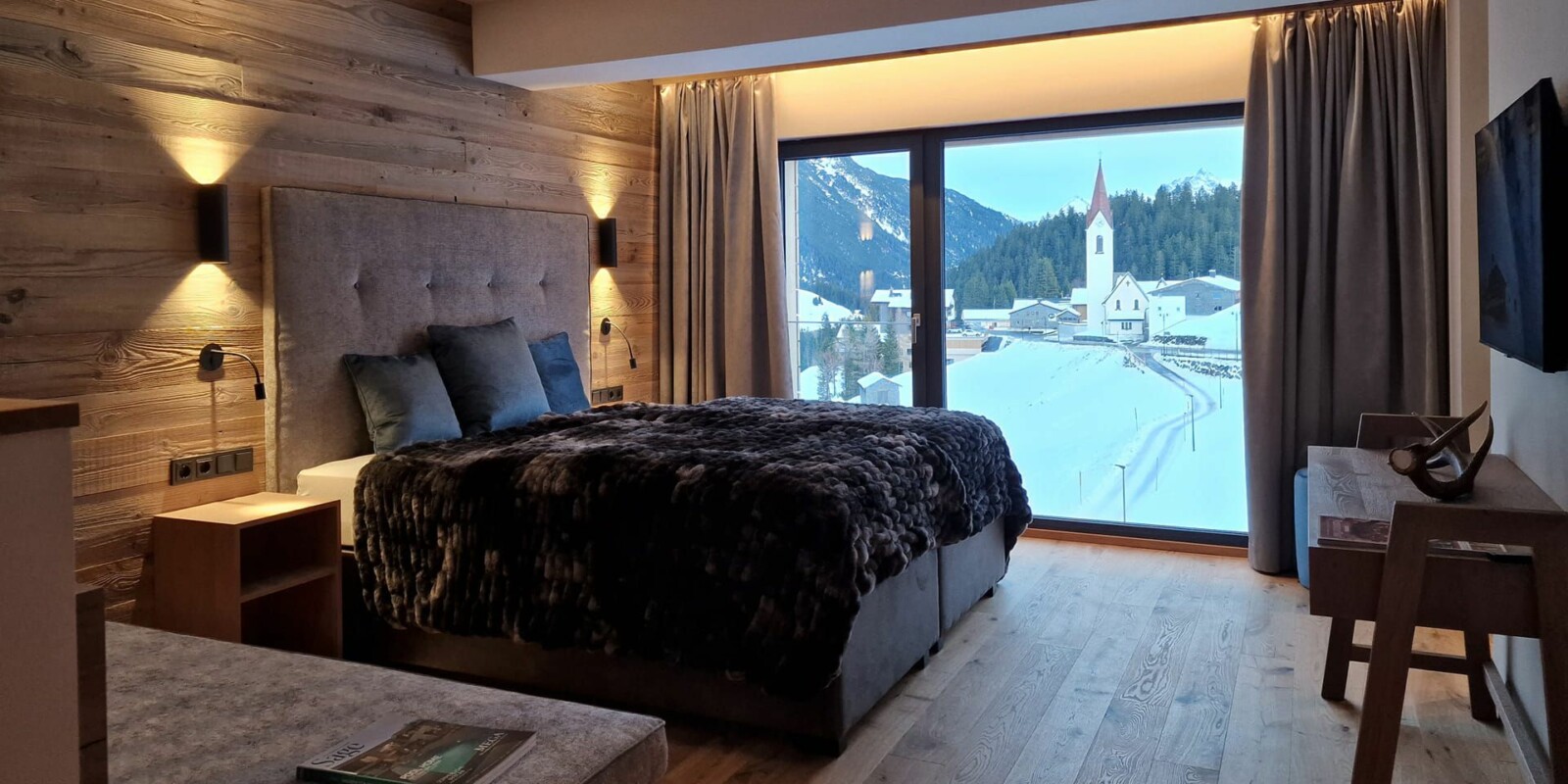 Lodge Arlberg Schlafzimmer mit Blick zur Kirche - Lech Valley Lodge in Warth am Arlberg in Österreich