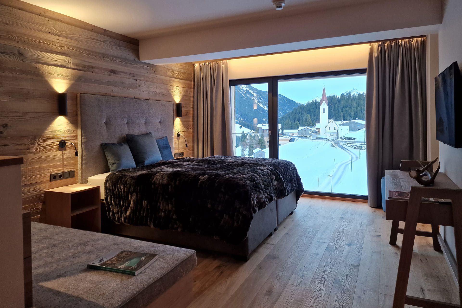 Lodge Arlberg Schlafzimmer mit Blick zur Kirche - Lech Valley Lodge in Warth am Arlberg in Österreich