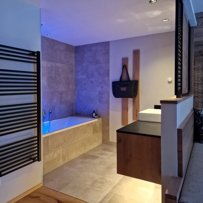 Bad in der Lodge mit Badewanne und WC - Lech Valley Lodge Warth am Arlberg