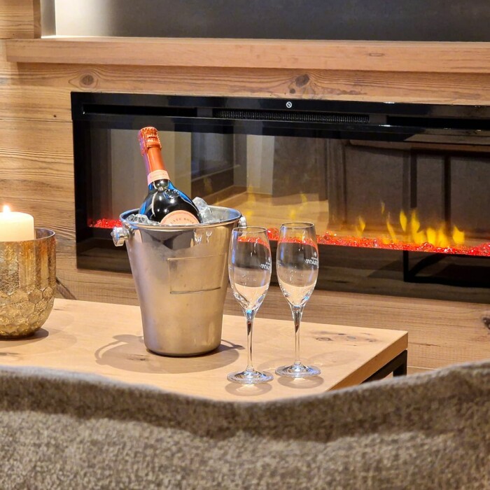 Lodge Österreich - Lech Valley Lodge in Warth am Arlberg - Wohnzimmer mit Champagner