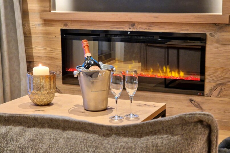 Lodge Österreich - Lech Valley Lodge in Warth am Arlberg - Wohnzimmer mit Champagner