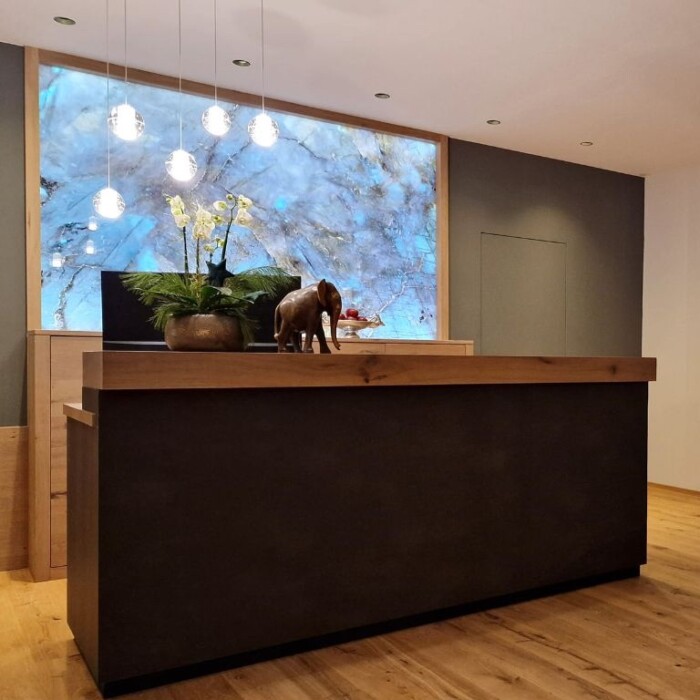 Rezeption in der Lech Valley Lodge Warth am Arlberg in Österreich