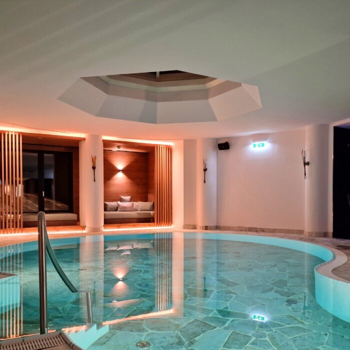 Schwimmbad in der Lech Valley Lodge in Warth am Arlberg in Österreich