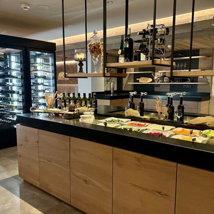 Restaurant Licca Val am Arlberg in Österreich - Buffet und Weinkühlschrank