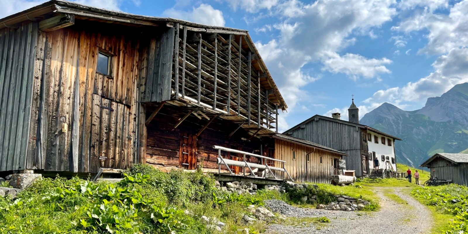 Familienurlaub im Sommer in den Bergen - Wandern am Arlberg in Österreich mit der Familie - Hütte in den Bergen
