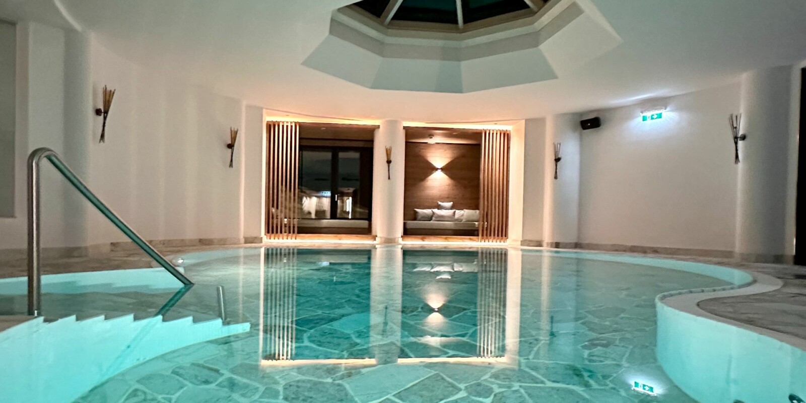 Familienurlaub Österreich - Schwimmbad im Familienhotel am Arlberg - Lech Valley Lodge