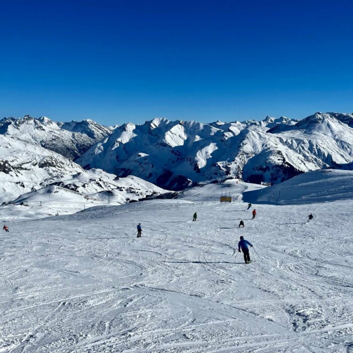 Familienurlaub im Winter - Skifahren am Arlberg in Österreich mit der Familie