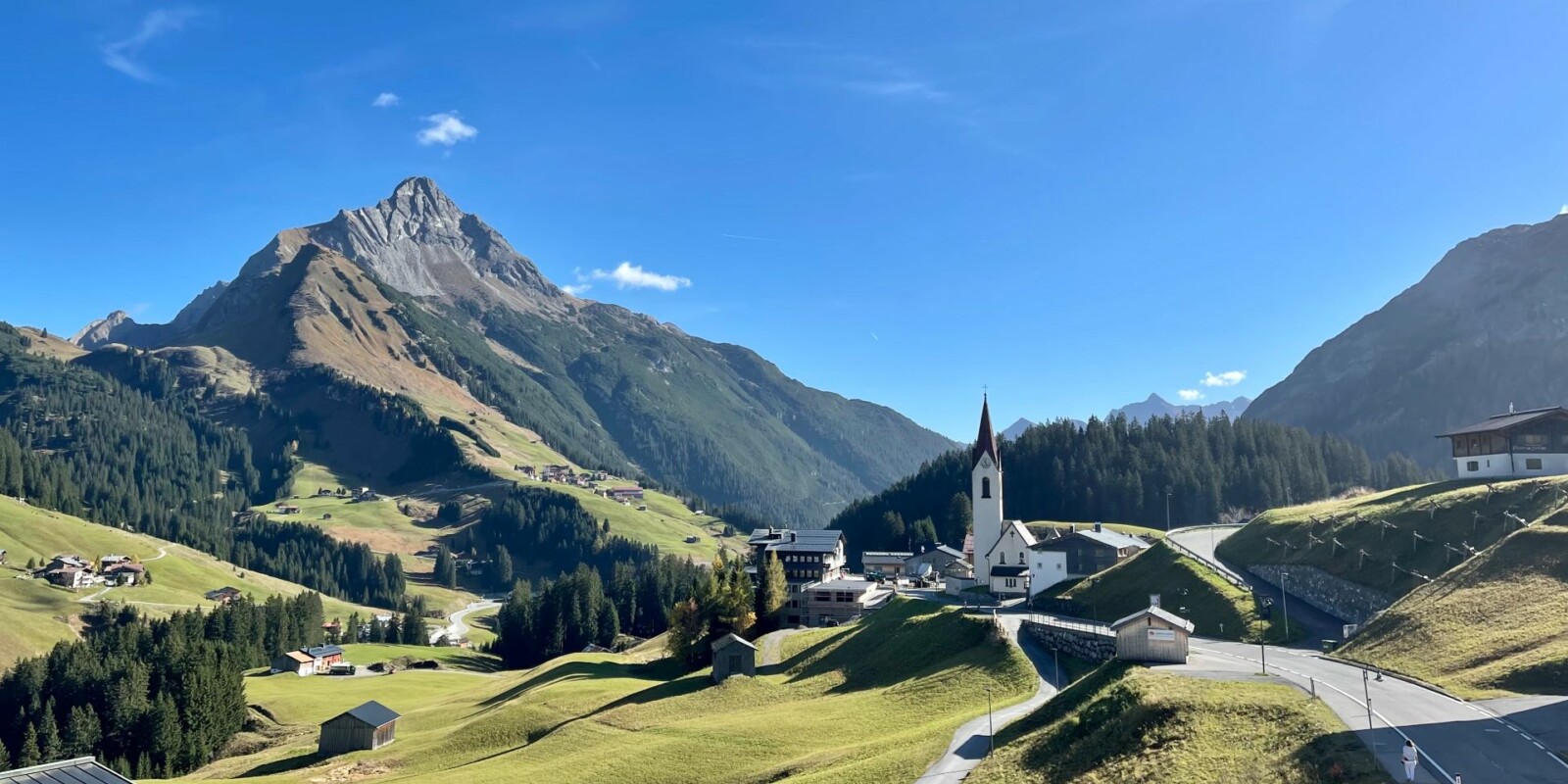 Hotels Warth am Arlberg im Sommer - Kirche im Zentrum von Warth