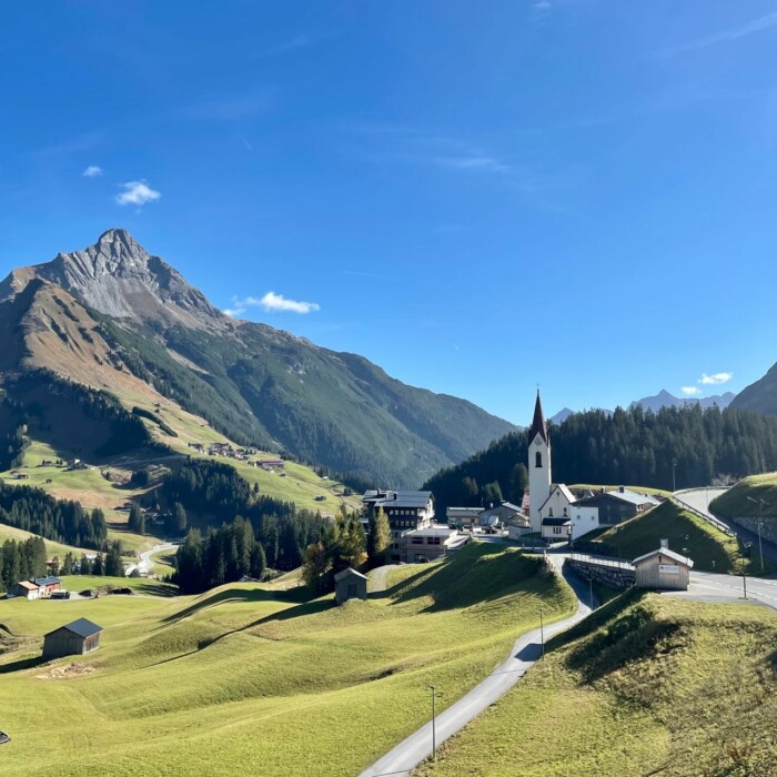 Hotels Warth am Arlberg im Sommer - Kirche im Zentrum von Warth