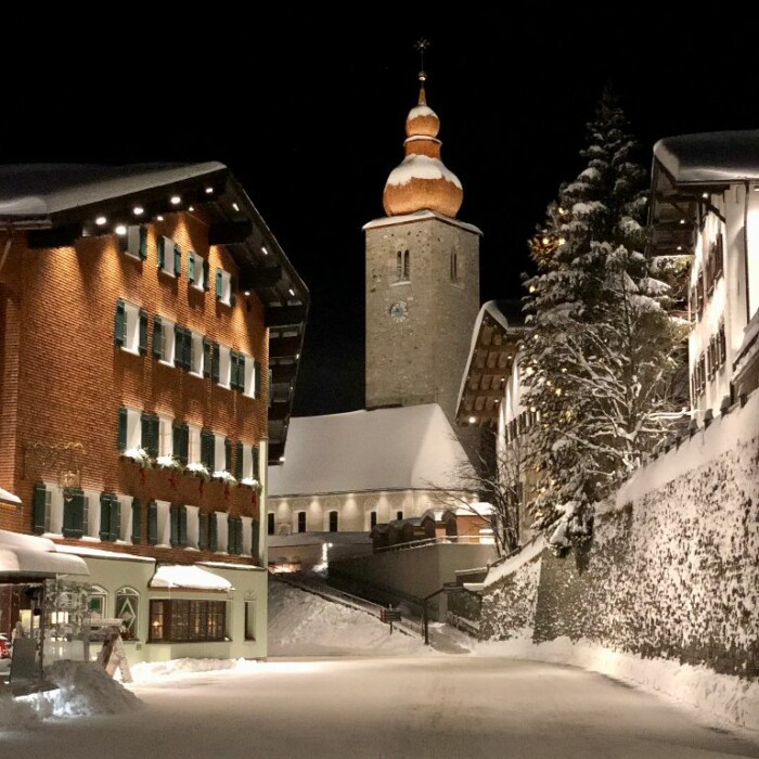 Lech am Arlberg in Österreich - Kirche im Winter