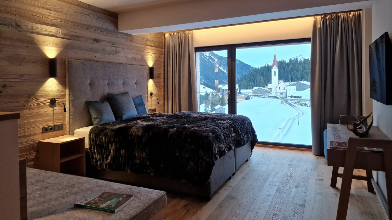 Lodge Arlberg - traumhafte Lage direkt im Skigebiet - Schlafzimmer mit Blick zur Kirche - TOP Ausstattung - Lech Valley Lodge in Warth am Arlberg in Österreich