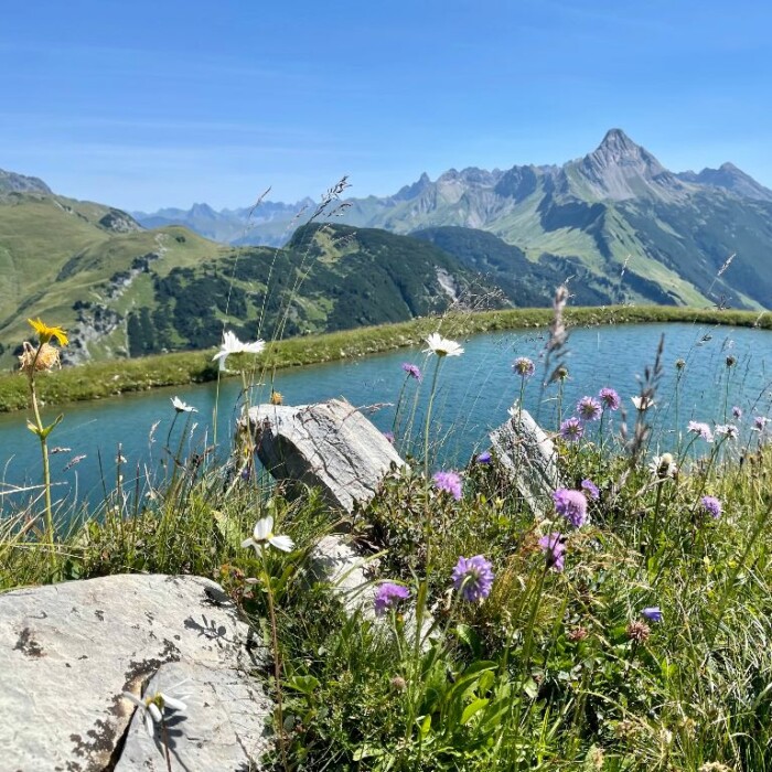 Sommerurlaub Österreich - Wandern in den Bergen am Arlberg