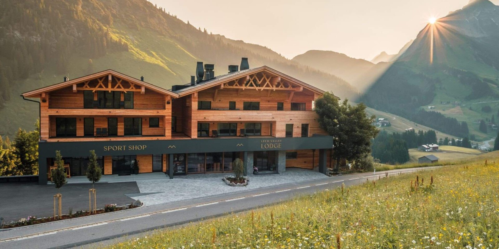 Sommerurlaub Österreich - Lech Valley Lodge am Arlberg - Sonnenaufgang in den Bergen