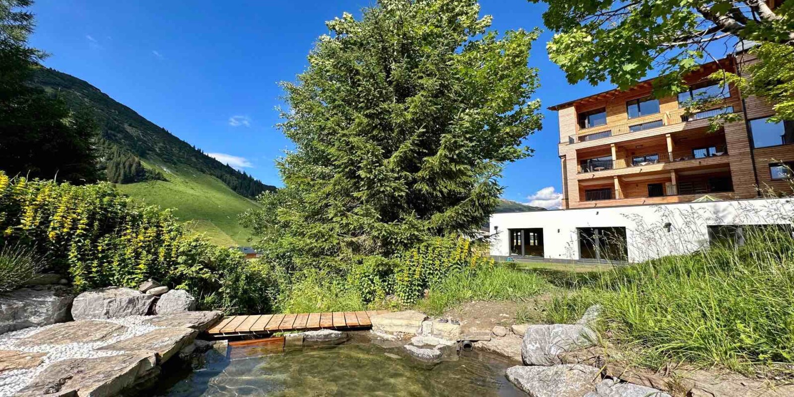 Kneipp Anlage und Liegewiese im Sommer - Lech Valley Lodge in Warth am Arlberg