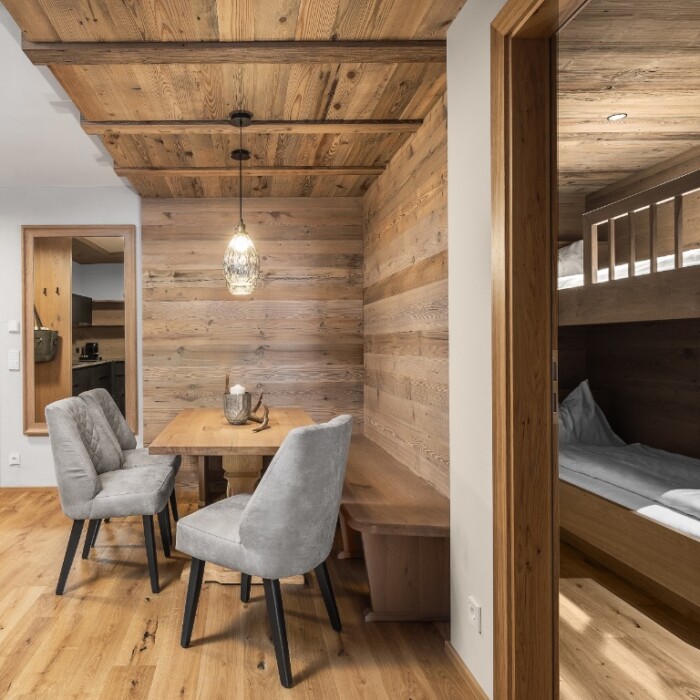 Lodge Widderstein - NEU: Familien-Lodge für 4 Personen - Lech Valley Lodge in Warth am Arlberg - Esszimmer und Kinderzimmer