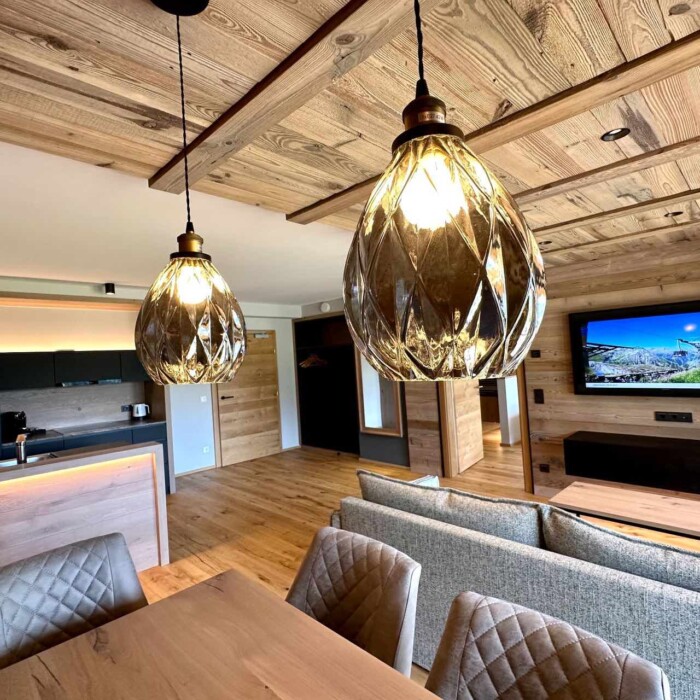 Lodge Biberkopf - Lech Valley Lodge in Warth am Arlberg - Wohnbereich mit Küche und Essbereich