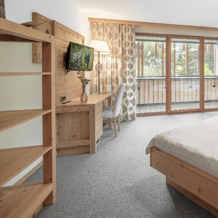 Suite Birkenwald - Neu im Hotel Warth am Arlberg in Österreich - Schlafzimmer mit Wohnbereich und Balkon für 2 Erwachsene und 2 Kinder