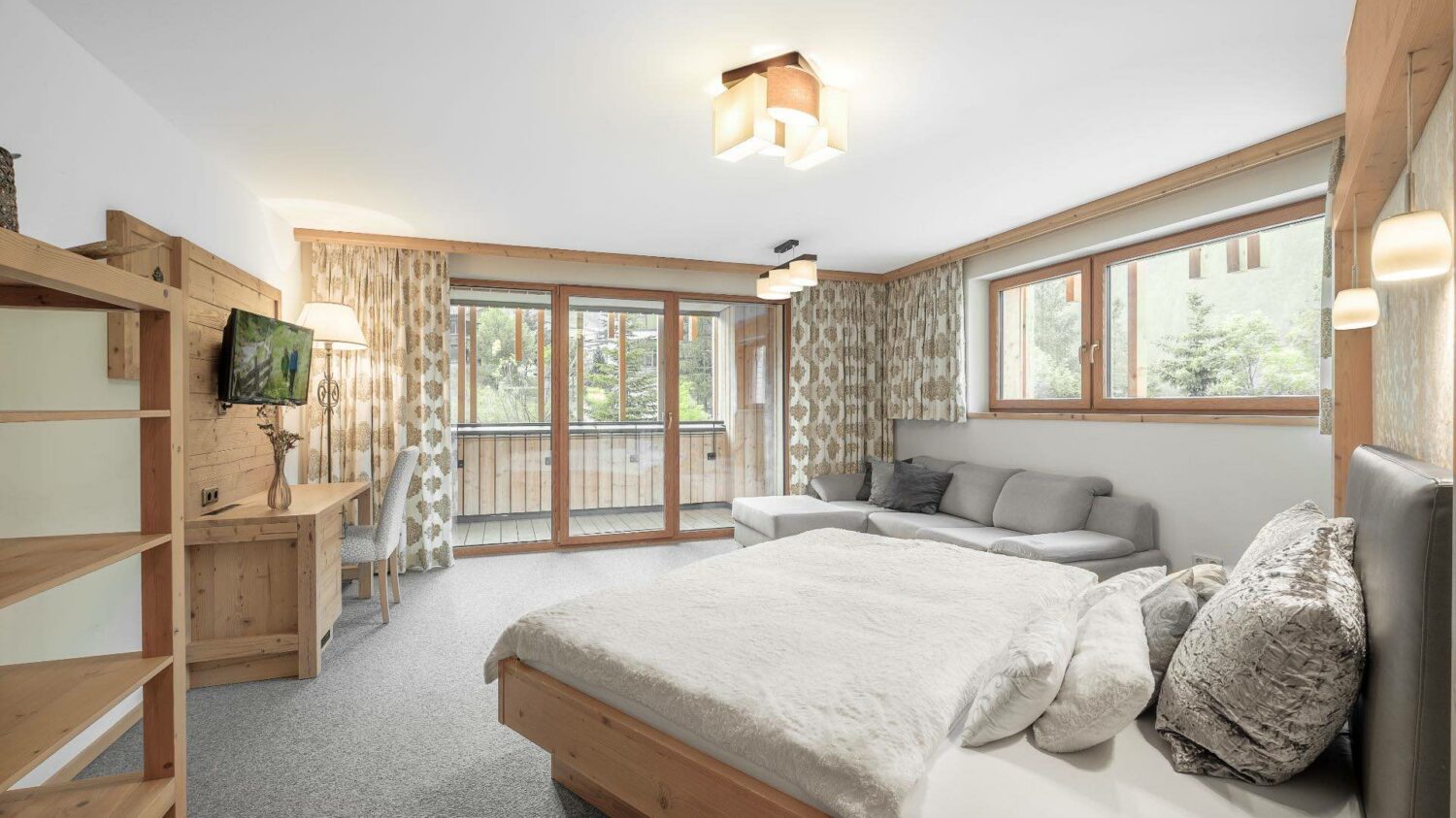 Suite Birkenwald - Neu im Hotel Warth am Arlberg in Österreich - Schlafzimmer mit Wohnbereich für 2 Erwachsene und 2 Kinder