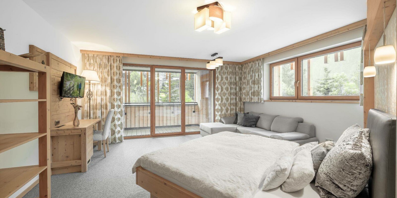 Suite Birkenwald - Neu im Hotel Warth am Arlberg in Österreich - Schlafzimmer mit Wohnbereich für 2 Erwachsene und 2 Kinder