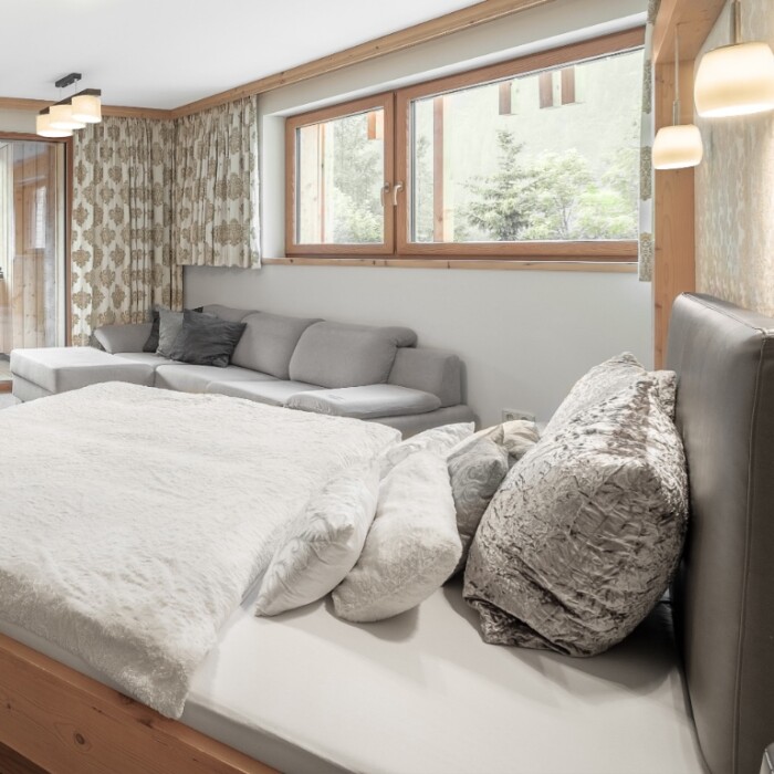 Suite Birkenwald - Neu im Hotel Warth am Arlberg in Österreich - Schlafzimmer mit Couch und Balkon