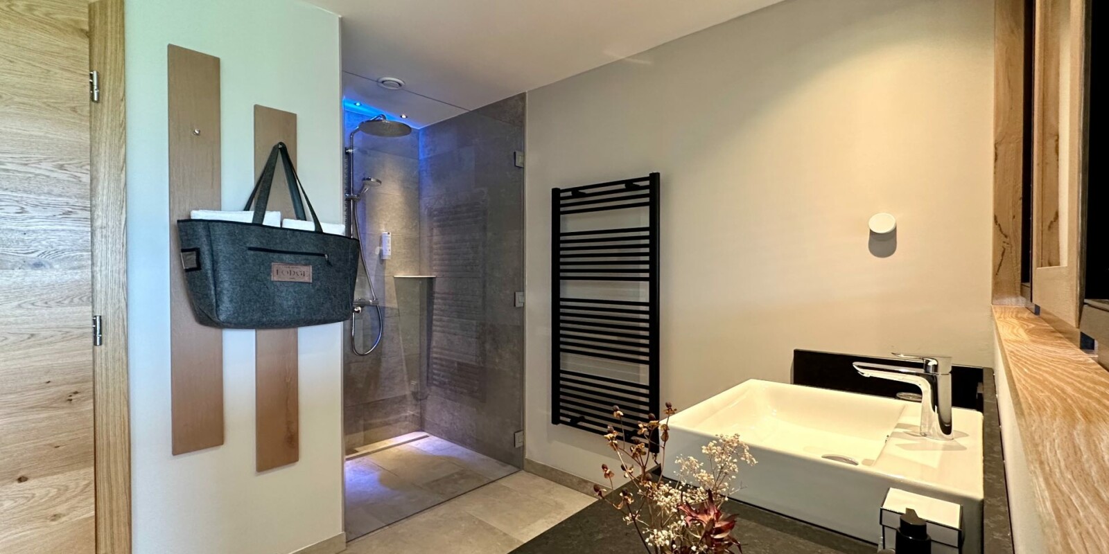 Alpen-Chalet direkt in den Bergen - großes Bad mit Dusche und WC - separates WC