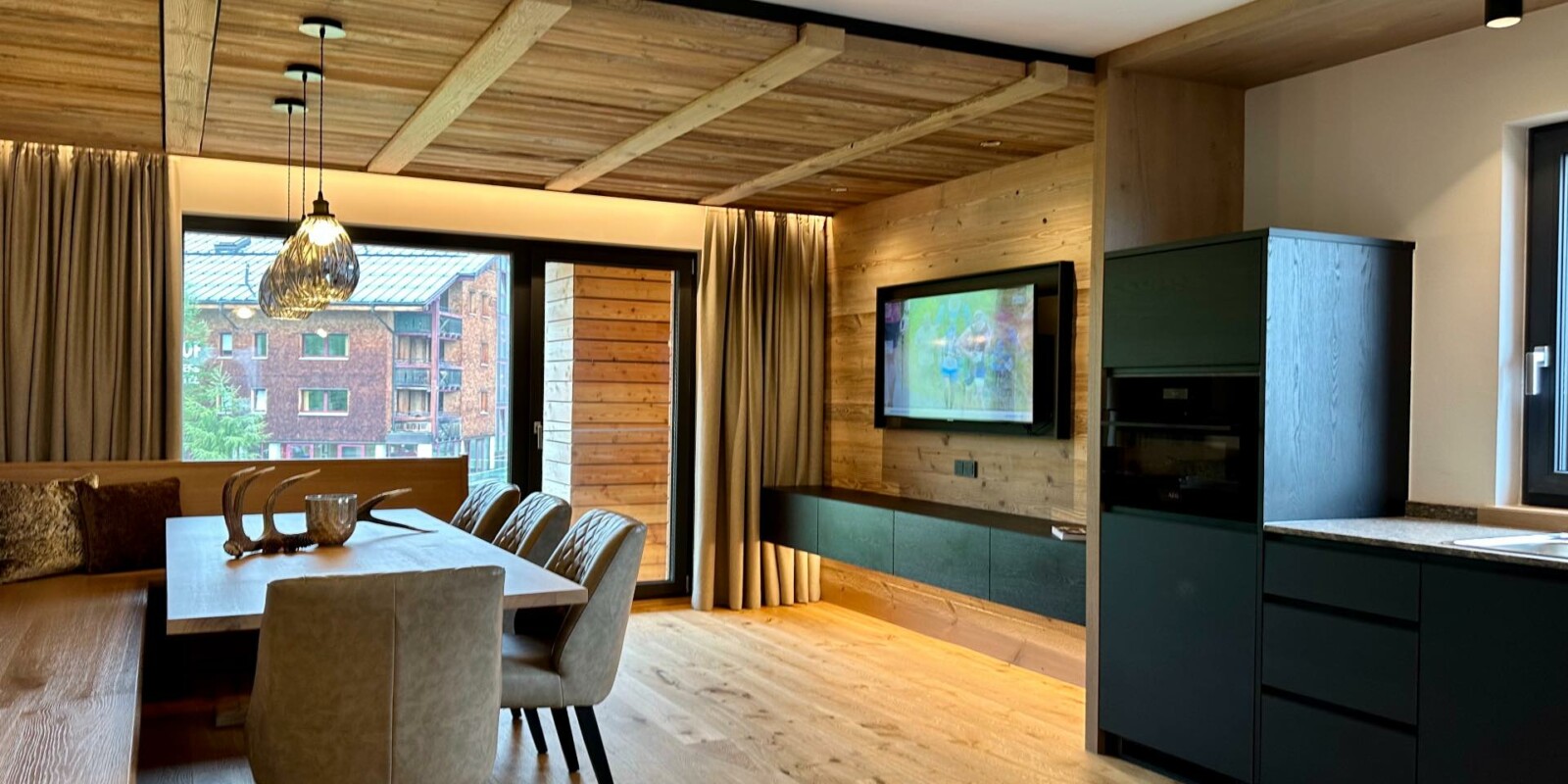 Alpen-Chalet direkt in den Bergen - Traumhafte Lage auf 1.500 m Höhe - Wohnbereich mit Küche und Balkon - für 6 - 9 Personen