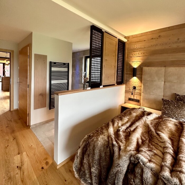 Alpen-Chalet in Österreich - NEU am Arlberg für 6 - 9 Personen - Schlafzimmer mit Bad mit Blick zur Kirche - Traumhafte Lage auf 1.500 m Höhe