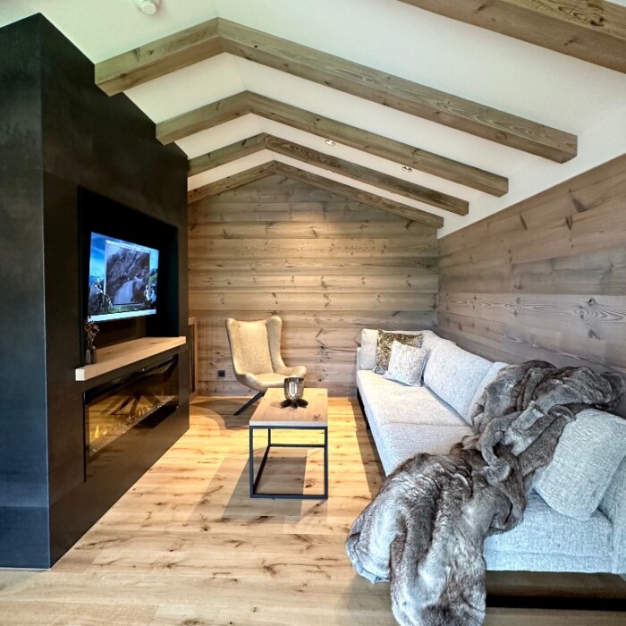 Alpen-Chalet in Österreich - Wohnzimmer mit Kamin und TV - Traumhafte Lage am Arlberg - für 6 - 9 Personen