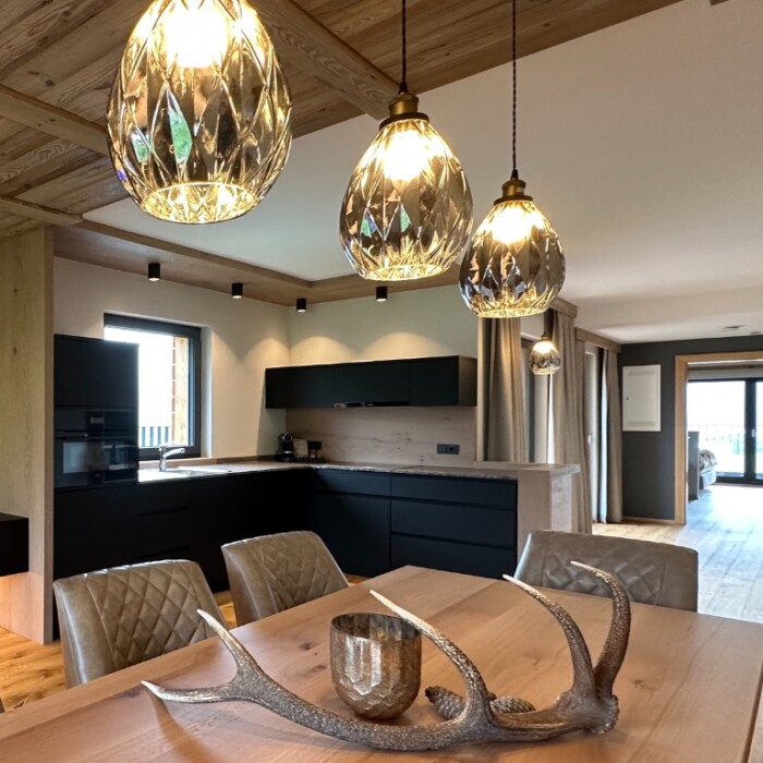 Alpen-Chalet - NEU am Arlberg - Traumhafte Lage mit Blick in die Berge - Luxus-Chalet für 6 - 9 Personen - Küche mit Esszimmer