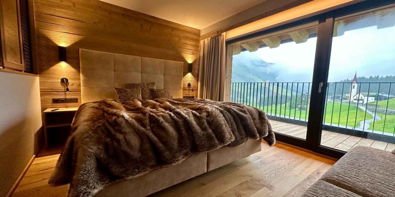 Alpenchalet Schlafzimmer mit Balkon und Blick zur Kirche