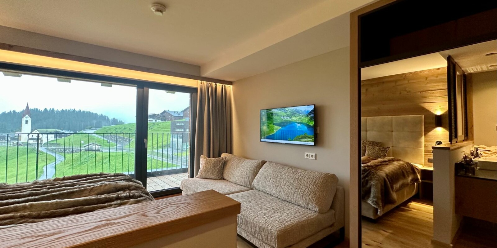 Alpen-Chalet Schlafzimmer mit TV und Badezimmer mit DU/WC