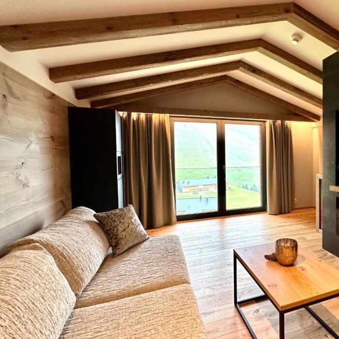 Alpen-Chalet - NEU am Arlberg - Traumhafte Lage mit Blick in die Berge - Luxus-Chalet für 6 - 9 Personen - Wohnzimmer mit Kamin und TV