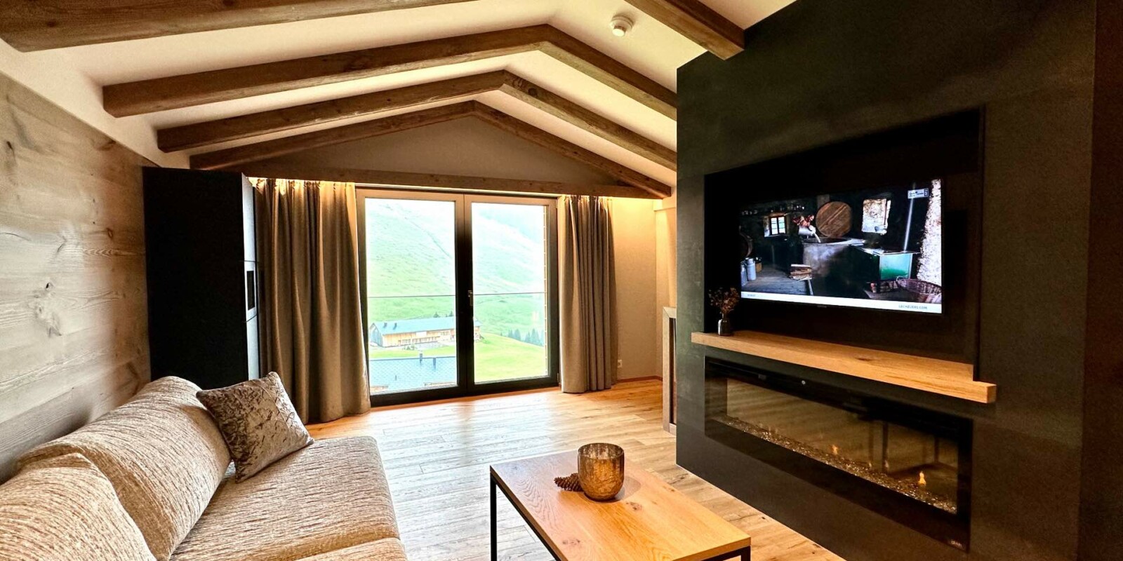 Alpen-Chalet in Österreich - Traumhafte Lage am Arlberg - Wohnzimmer im OG mit Kamin und TV - für 6 - 9 Personen