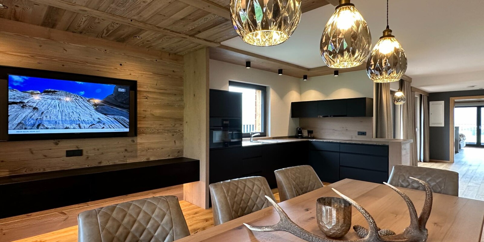 Alpenchalet in Österreich - Traumhafte Lage am Arlberg - Esszimmer mit offener Küche und TV - für 6 - 9 Personen