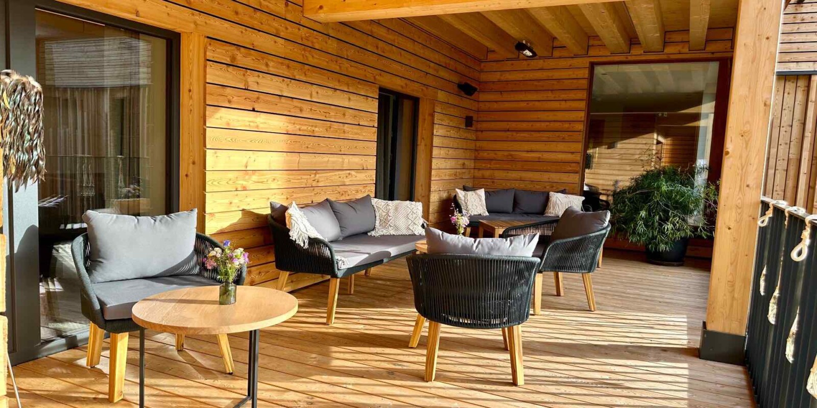NEU und einzigartig die Alpen-Lounge - die beste Bar am Arlberg in der Lech Valley Lodge