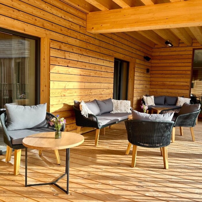 NEU Alpen-Lounge und Bar im Sommer - Restaurant Lech Valley Lodge am Arlberg in Österreich