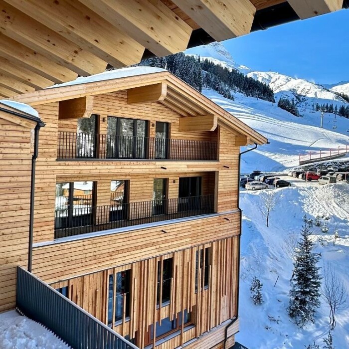Arlberg Chalet direkt am Skilift auf 1.500 m - Außenansicht der Arlberg Chalets im Winter in Österreich