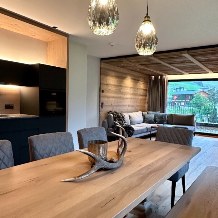 Luxus-Lodge im Sommer für 6 - 9 Personen - Wohnzimmer, Essbereich mit Küche und Balkon