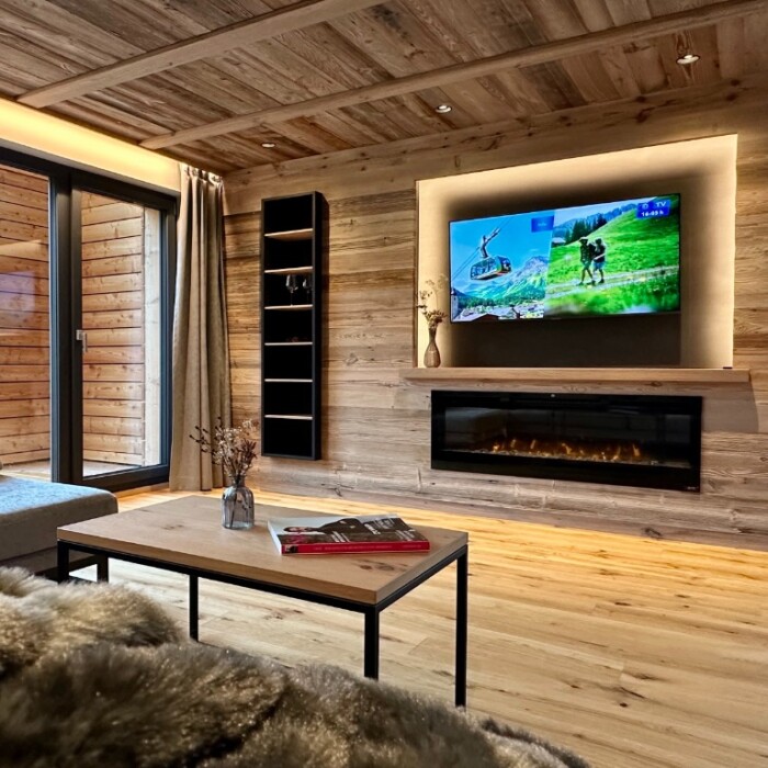 Lodge "Der Weiße Ring" Wohnzimmer mit TV und Kamin