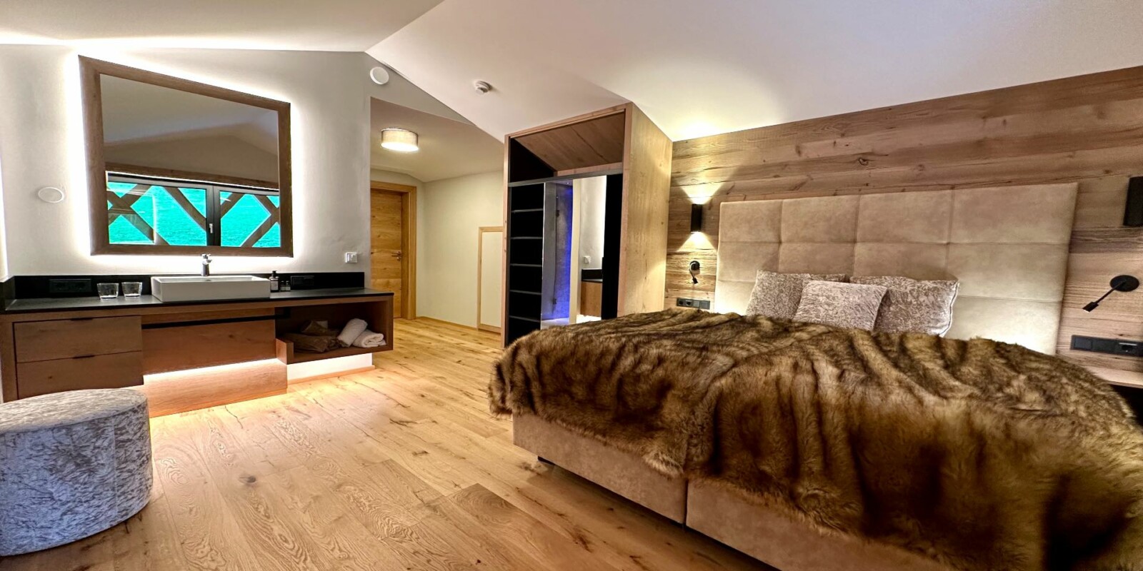 Luxus-Chalet mieten - traumhafte Lage - großes Schlafzimmer im OG mit Bad und WC - Vom Bergchalet direkter Blick in die Berge und zum Skilift
