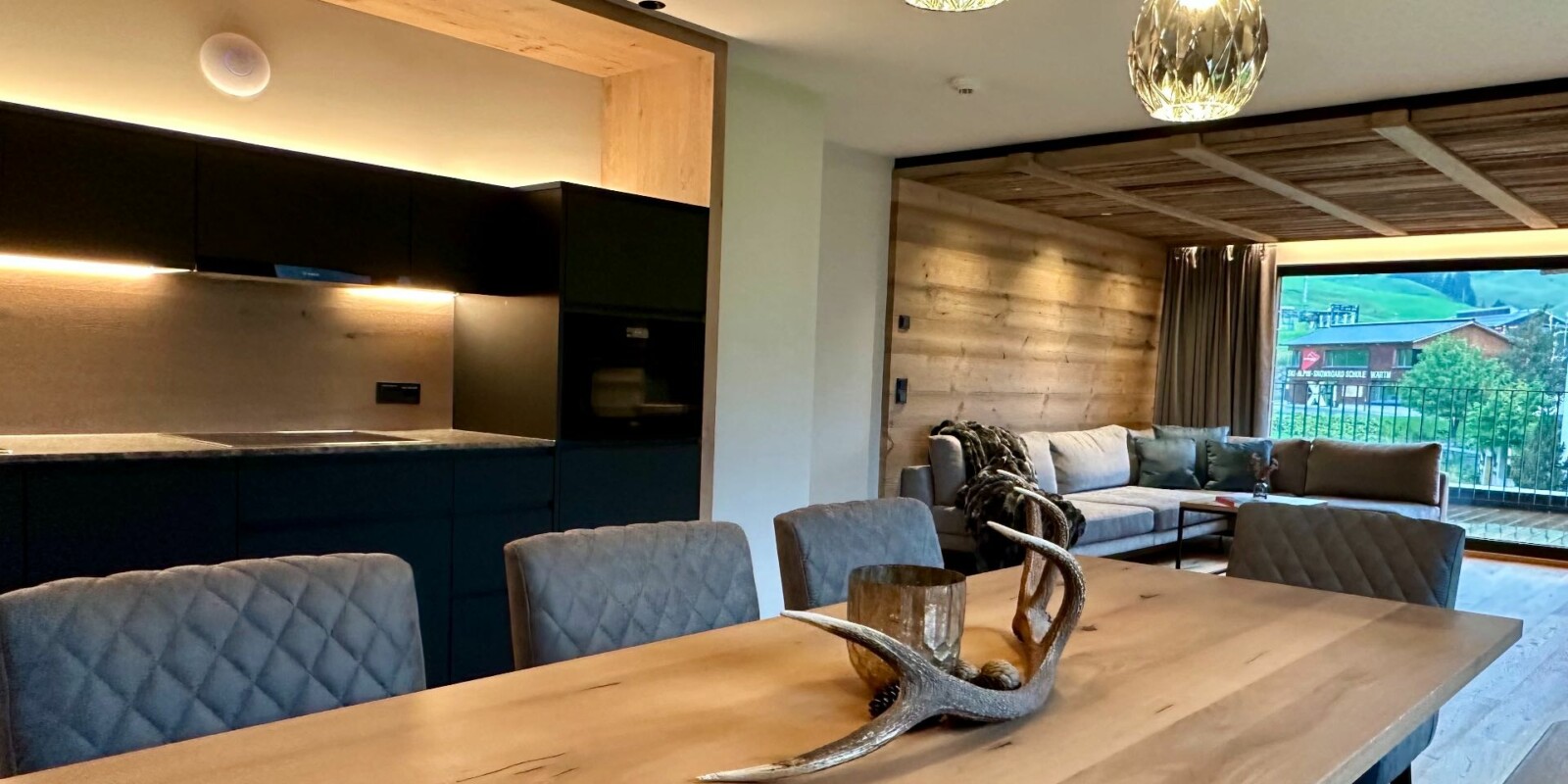 Luxus-Lodge am Arlberg für 6 - 9 Personen - Wohnzimmer, Essbereich mit Küche und Balkon