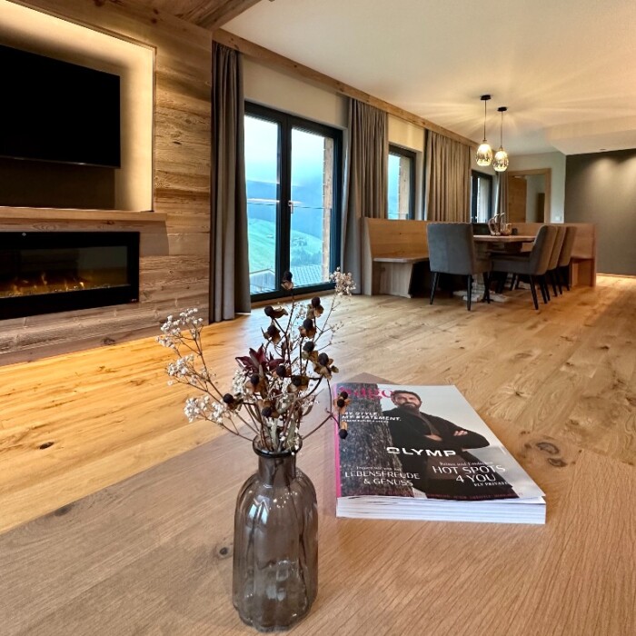Luxus-Lodge für 6 - 9 Personen - Wohnzimmer, Essbereich mit Küche und Balkon