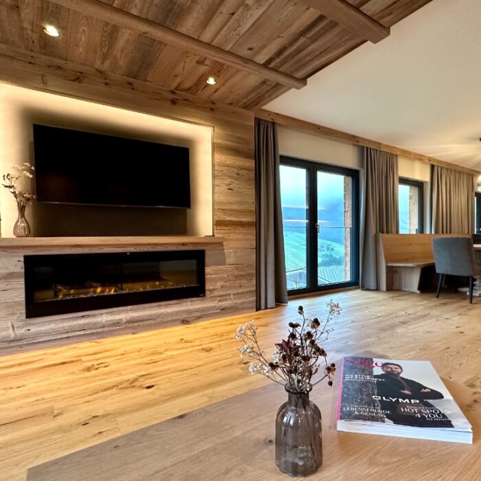 Luxus-Lodge am Arlberg - NEU für 6 - 9 Personen - Wohnzimmer mit TV, Essbereich mit Küche und Balkon