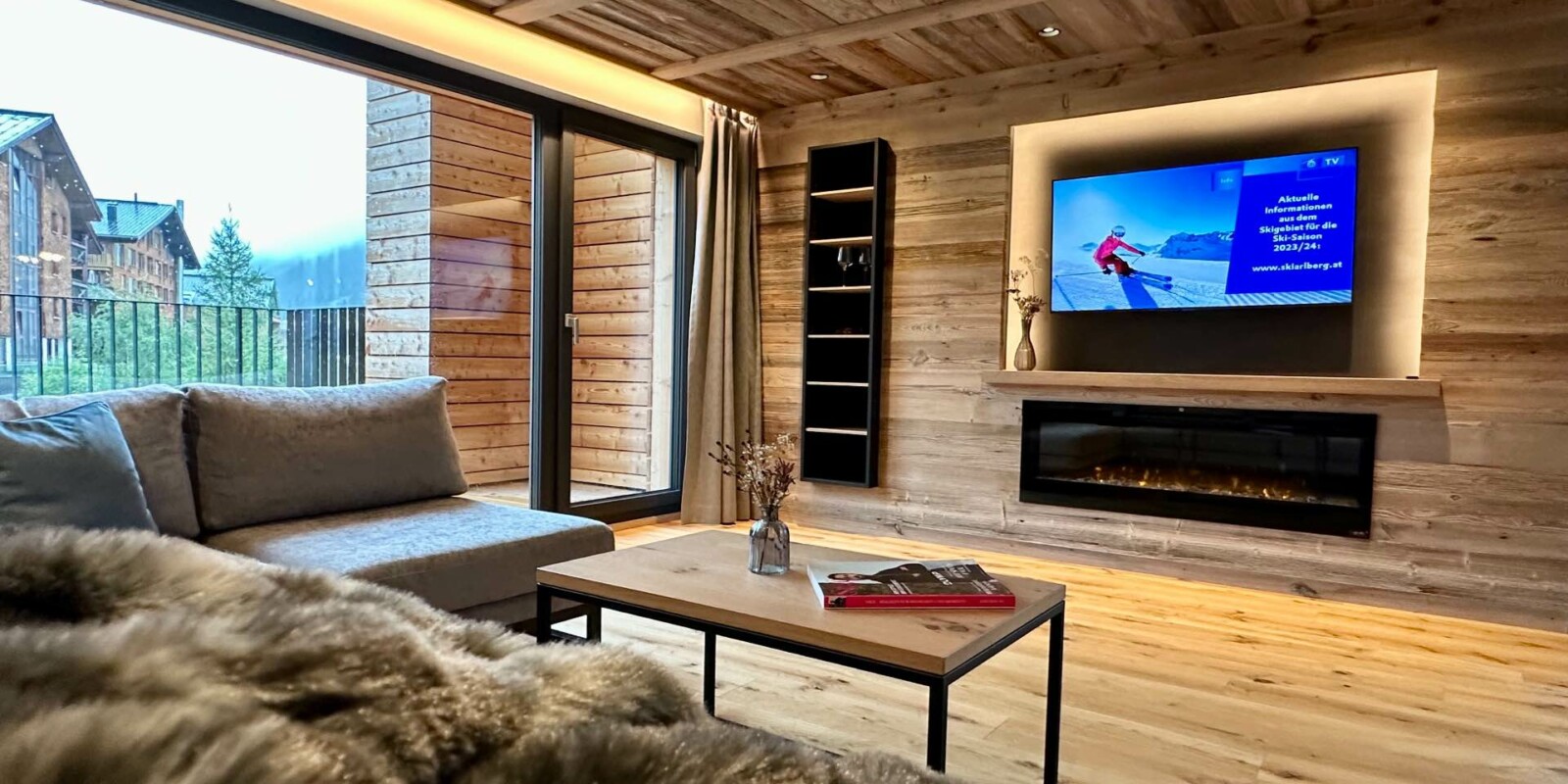 Luxus-Lodge am Arlberg in Österreich im Winter - NEU für 6 - 9 Personen - Wohnzimmer, Essbereich mit Küche und Balkon