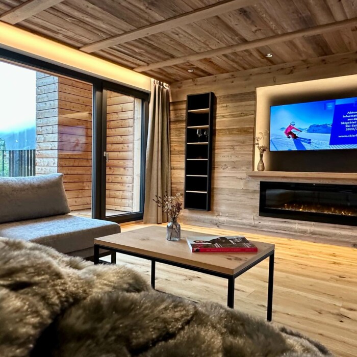 Luxus-Lodge am Arlberg in Österreich im Winter - NEU für 6 - 9 Personen - Wohnzimmer, Essbereich mit Küche und Balkon