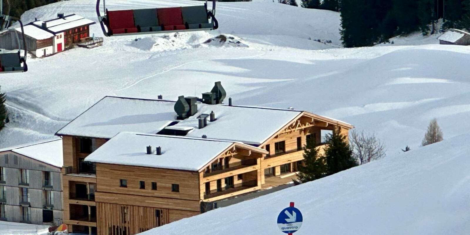 Arlberg Chalets - direkt am Skilift - beste Lage auf 1.500 m Höhe - NEU die Arlberg Chalets f+r 4 - 5 Personen - 2 Schlafzimmer mit großem Bad/WC & Balkon - Wohnzimmer mit offener Küche und Essbereich im OG mit Balkon